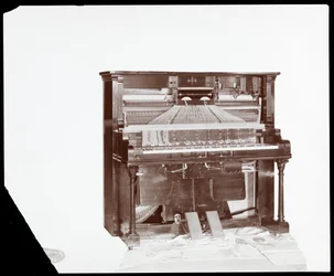 Ricca und Son Piano Co.、1907年作のピアノ（銀ゼラチンプリント）